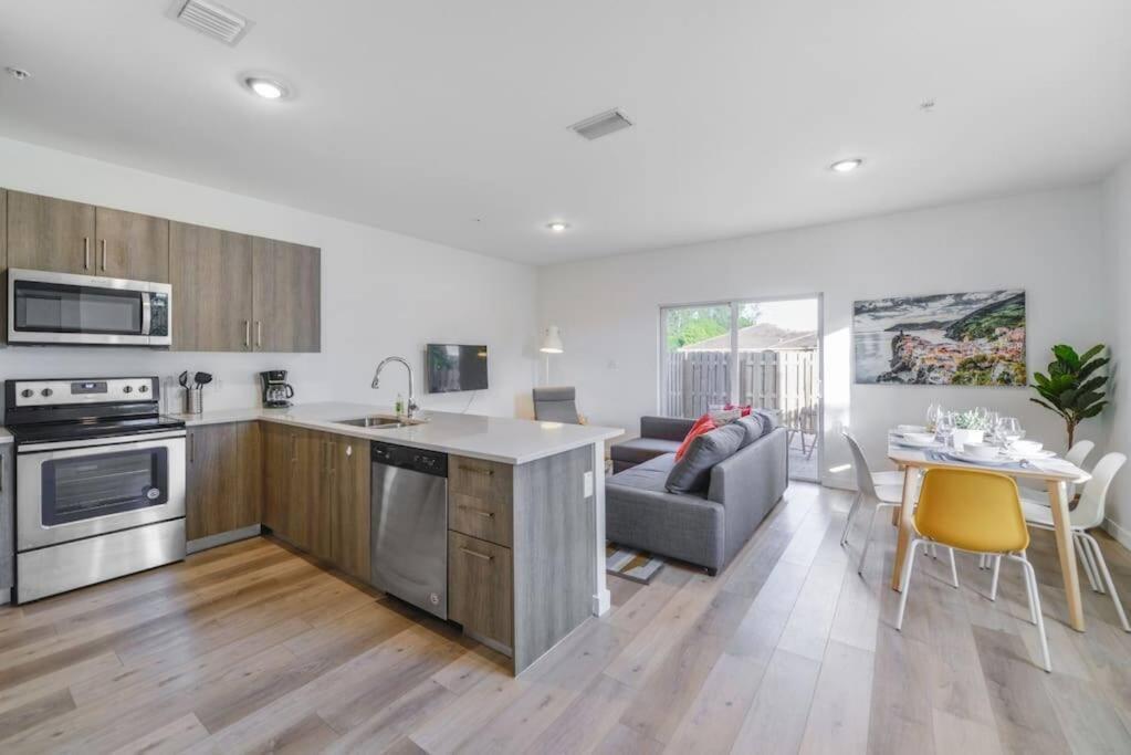Amazing Town House 15 Min From The Beach Wfree Parking Villa Miami Eksteriør billede
