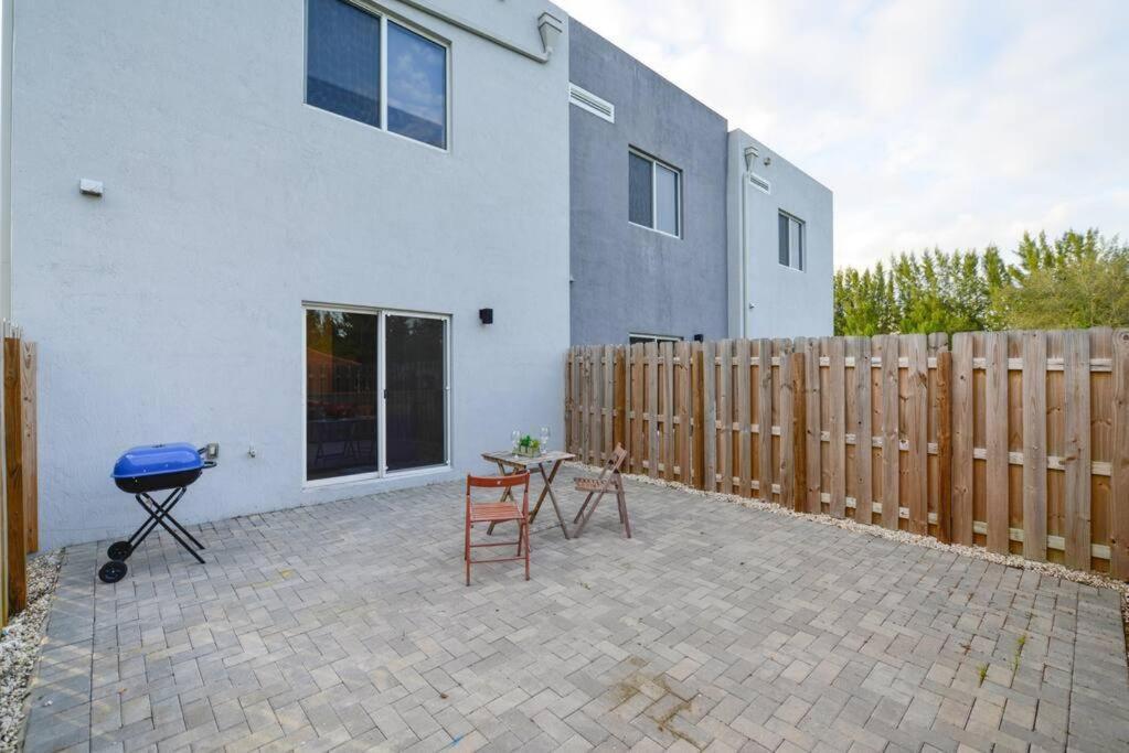 Amazing Town House 15 Min From The Beach Wfree Parking Villa Miami Eksteriør billede