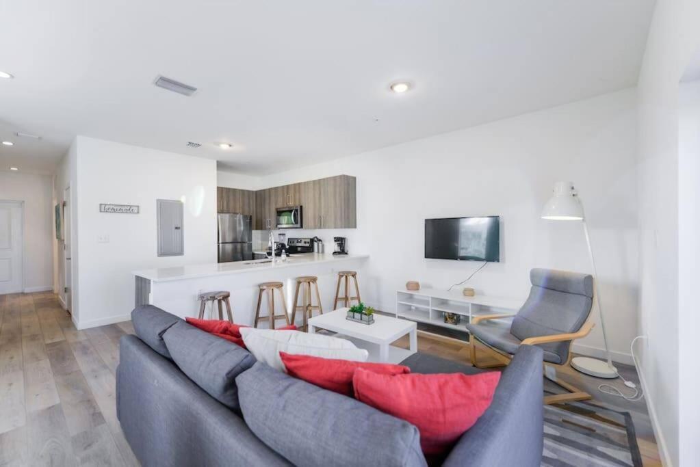 Amazing Town House 15 Min From The Beach Wfree Parking Villa Miami Eksteriør billede